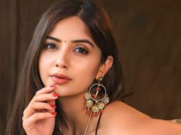 Top 10 Hot & Beautiful Looks of Actress Kashmira Pardeshi in Saree