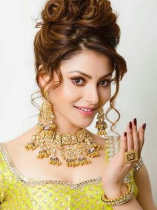 Cute Looks of Actress Urvashi Rautela