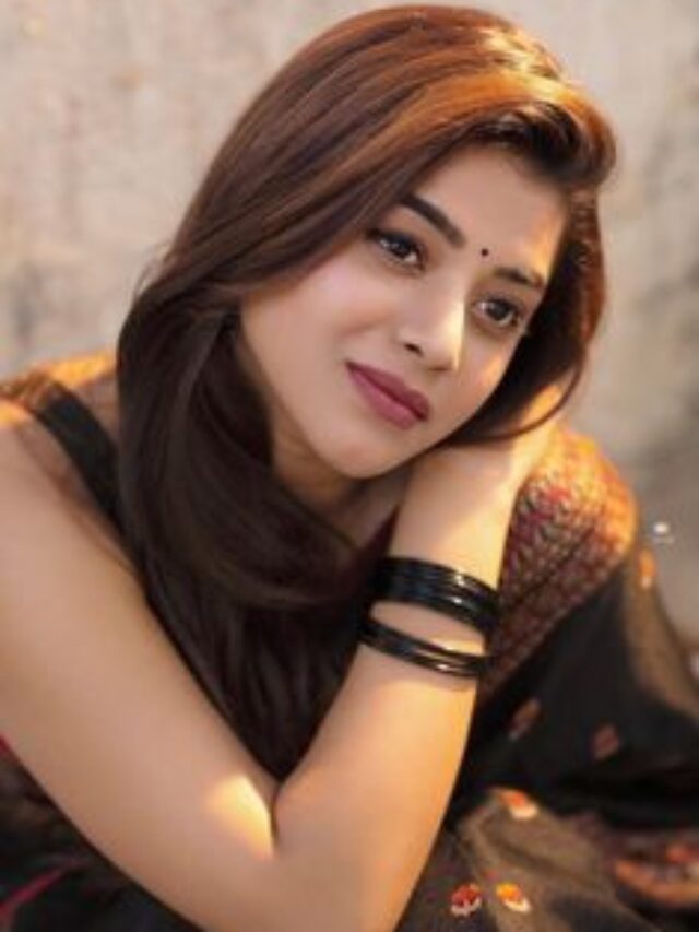 Hot & Cute Looks of Yamini Bhaskar